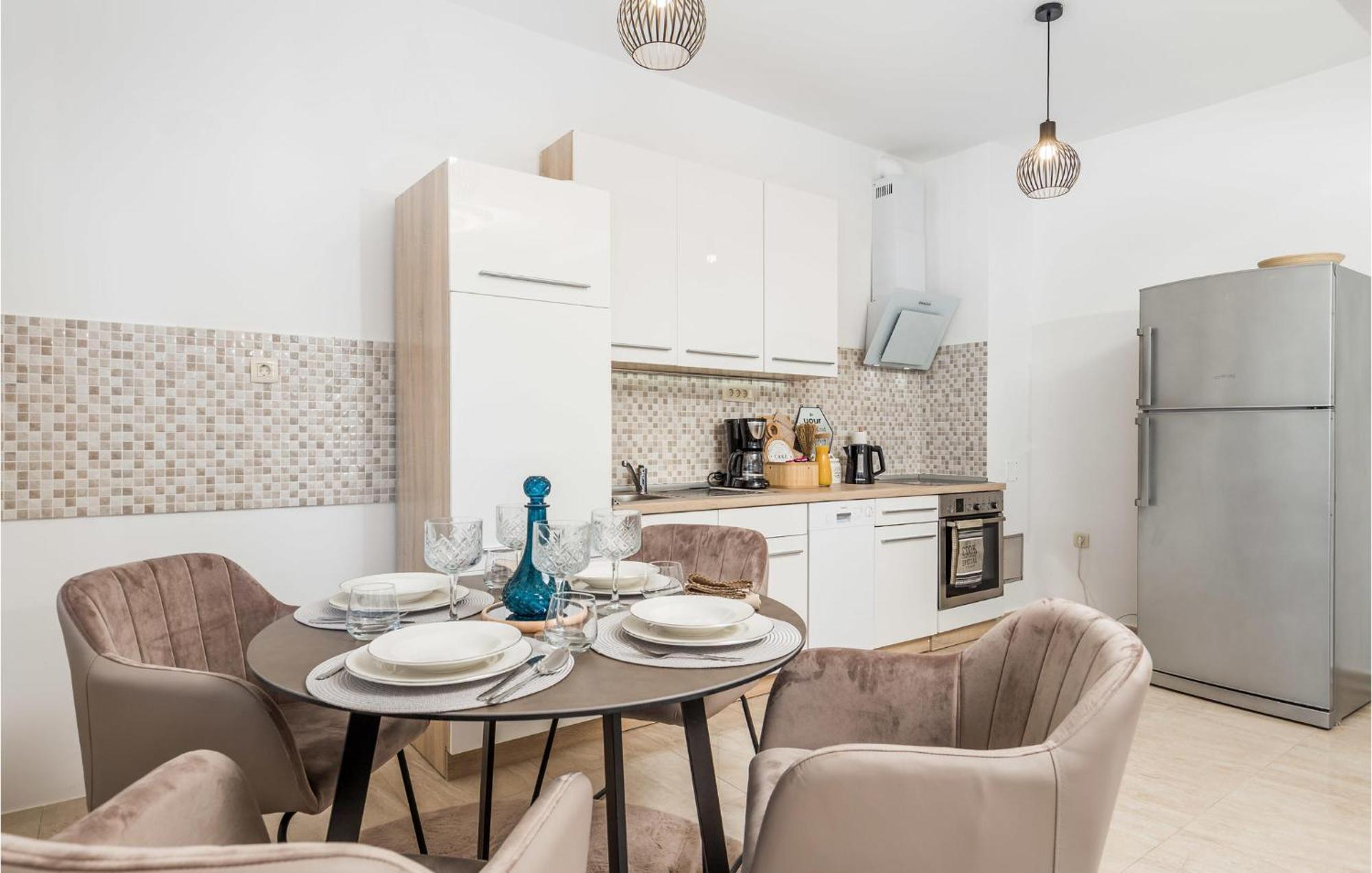 2 Bedroom Amazing Apartment In 里耶卡 外观 照片